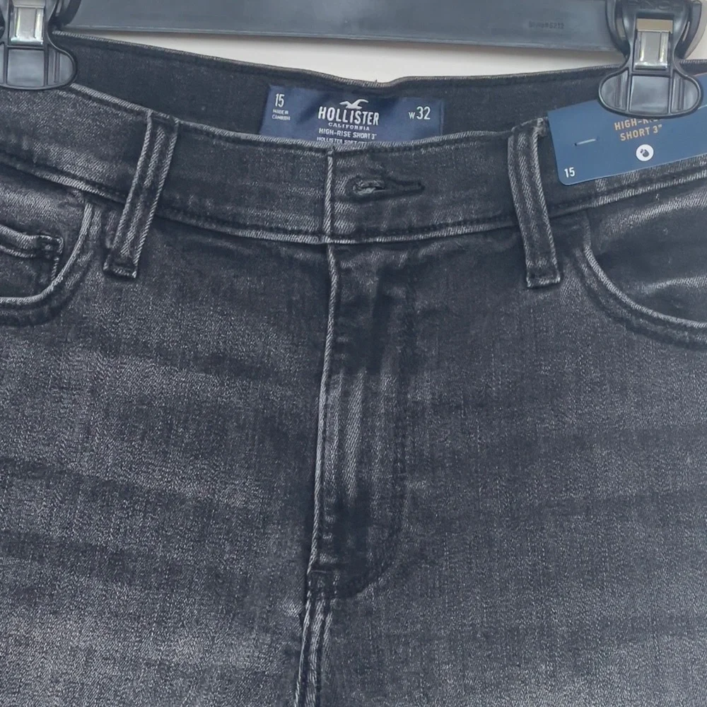 Hollister high- rise ,Black Jean Shorts Stretchy Cut-Off Design - Picture 6 of 11
